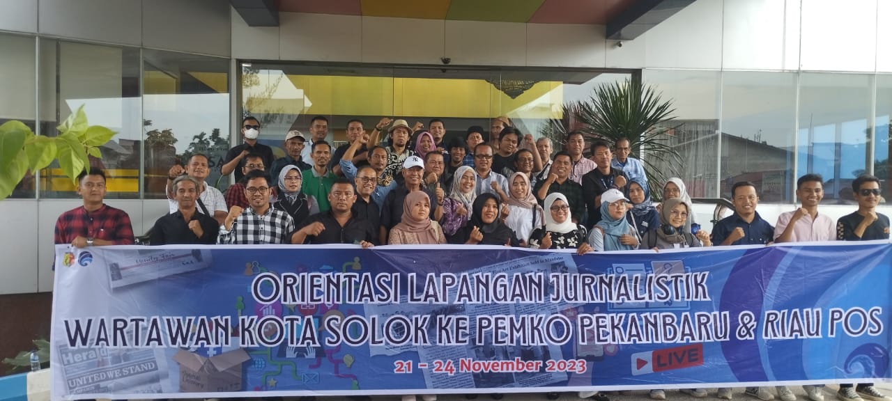 Puluhan wartawan Kota Solok foto bersama saat  mengadakan Orientasi Lapangan Jurnalistik  di Pekanbaru